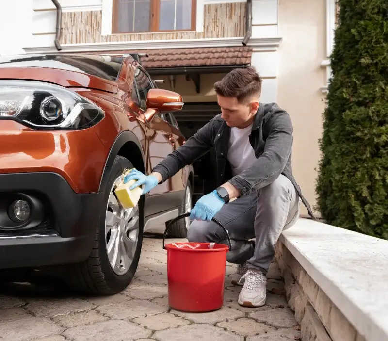 Lavage auto à domicile Saint-Didier-la-Forêt : professionnel intervenant sur un véhicule